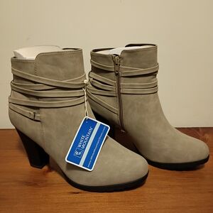 White Mountain Women's Taupe Ankle Booties